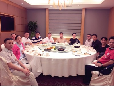 公司員工與國外客戶親如一家